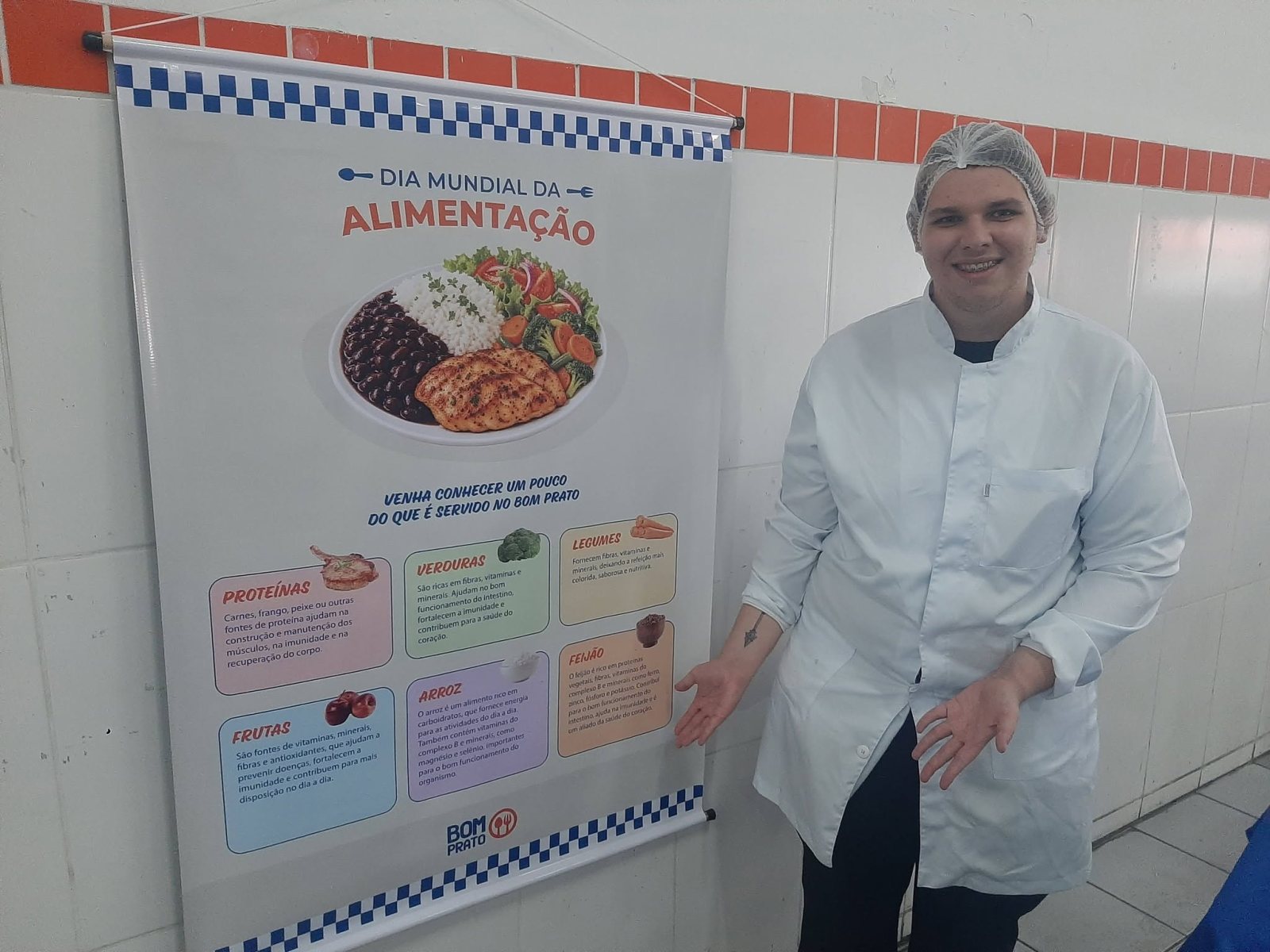 O estudante de nutrição Pedro participou da ação educativa realizada no Bom Prato de Jundiaí em comemoração ao Dia Mundial da Alimentação. Foto: Diário de Jundiaí.